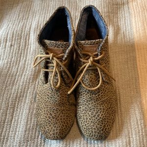 Tom’s womens wedge booties suede cheetah size 9